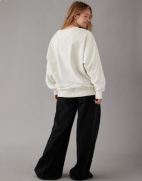 سويت شيرت Aerie كبير الحجم برسومات ميتاليكا باللون البيج والأبيض